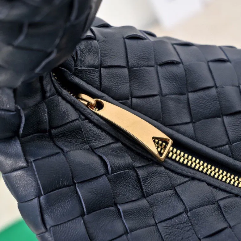 Batch 1460 BV Bottega Veneta 2022 Early Spring New Ladies Medium JODIE Handbag BV Bag 🔥The new method is to round the corners on the original basis and knot the round hobo bag with classic woven leather. The most iconic triangular pull-out design, using sheepskin draped soft shape, is super suitable for concave shapes~ Jodie feels really gentle to people, and is definitely the best item for daily matching. It has the same weave, new elements and twists, and is versatile. It is the new favorite of street style Internet celebrities! Size: 36*21*13 Model: 6697